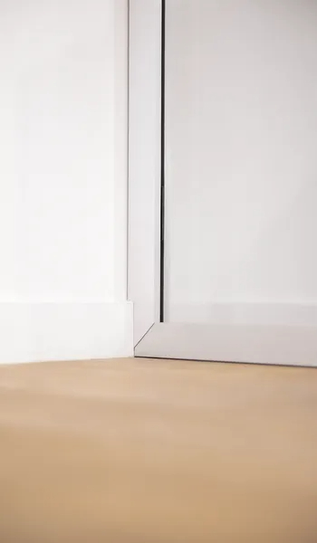 Wall connection clamping profile